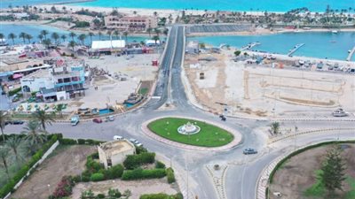 معاون وزير الإسكان يتفقد مشروعات التطوير الجاري تنفيذها بمركز مارينا العلمين السياحي