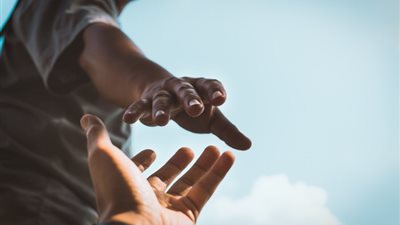 في اليوم العالمي للعمل الإنساني .. الأزهر ينادي بتعزيز مبادىء الإنسانية