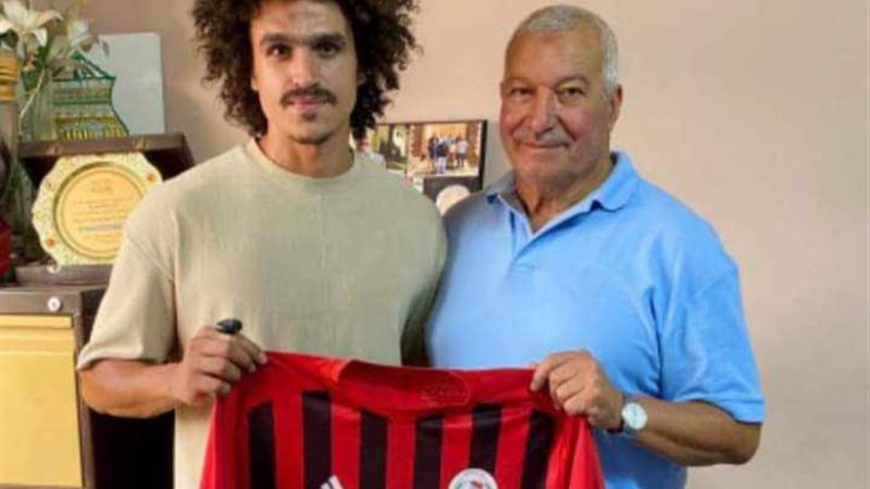 اللاعب مصطفى معوض مع أحد مسؤولو نادى الداخلية