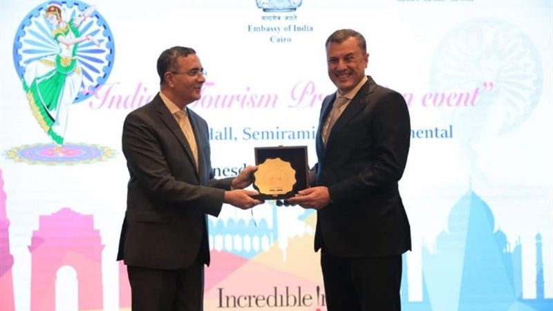 سفير الهند بالقاهرة يهدي وزير السياحة درعاً تذكارياً