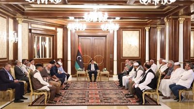 المنفي يبحث مع حكماء طرابلس عودة الاستقرار في العاصمة