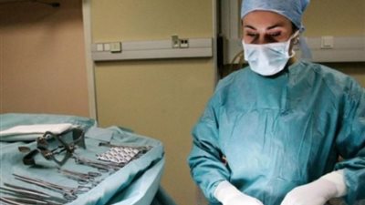 بعد إحالة طبيبة المنصورة للمحاكمة.. ما الجزاء التأديبي لقتل مريض خطأ؟