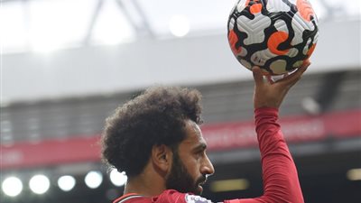 ستيفن جيرارد يشيد بإنجاز محمد صلاح.. والأخير يرد
