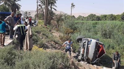 إصابة 7 أشخاص في حادث ميكروباص بطريق الأربعين بقنا