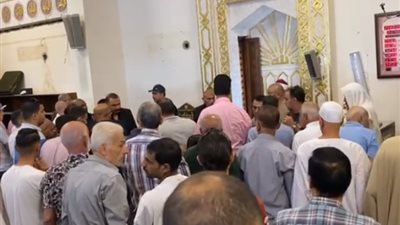 بدء صلاة الجنازة على شقيق عمرو عبدالجليل (صور)