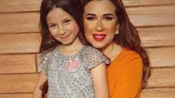 أسما شريف منير وابنتها