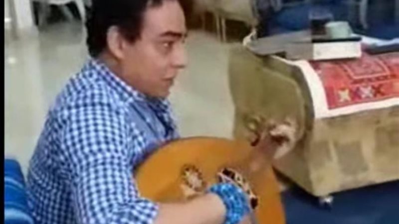 شخص يقرأ القرآن على الموسيقى