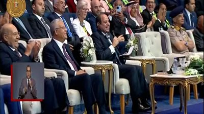 الرئيس السيسي مداعبًا وزير المالية: «هتدفع .. هتدفع»