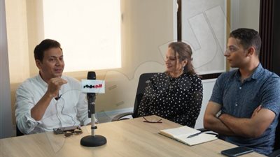عمرو رمزي يطمئن الجمهور على الحالة الصحية لعادل إمام