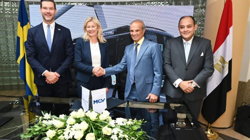 وزير الصناعة المصري ووزير التعاون السويدي اثناء توقيع الاتف
