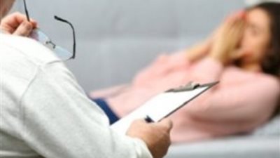 «ذئاب بشرية بمعاطف بيضاء».. أشهر قصص الابتزاز الجنسي وتحرش الأطباء