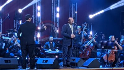 علي الحجار: «بقالنا فترة بنسمع غناء غريب.. وسيد درويش غير مصر»