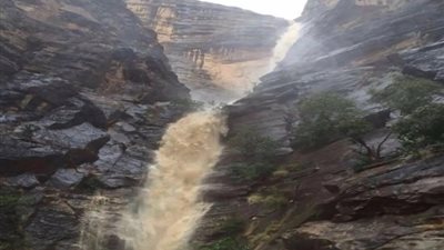 بالفيديو .. مياه جوفية تجري بين الجبال بعد زلزال المغرب