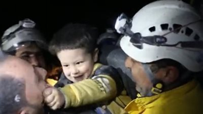 ملائكة تحت الأنقاض.. أطفال نجوا بأعجوبة بعد الزلازل