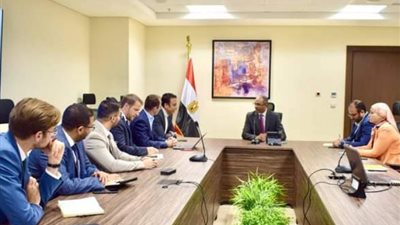 نائب وزير الإسكان يتابع أعمال المشروعات المستدامة بمجال تحلية مياه البحر