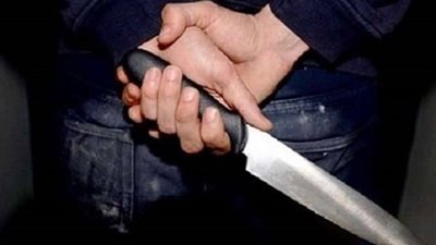 «بيقف قدام المحل».. حلاق يطعن عاطلا في مشاجرة ببنها