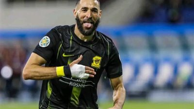 الدوري السعودي.. بنزيما يقود هجوم الاتحاد أمام الأخدود