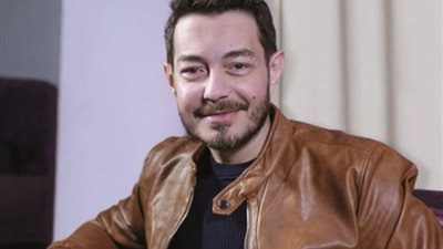 السكوت على الغلط بيتفهم غلط.. ماذا يقصد أحمد زاهر بهذه الكلمات؟