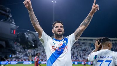 الدوري السعودي..الهلال يسجل الهدف الأول في مرمى الرياض