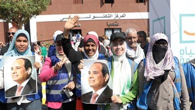 أهالي بني سويف يحتشدون لاستقبال الرئيس السيسي بقرية سدس الأمراء.. صور