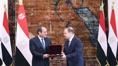 تقديرًا لمجهوداته.. الرئيس السيسي يكرم النائب العام السابق حمادة الصاوي
