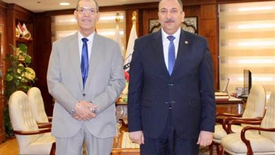 رئيس النيابة الإدارية يلتقي برئيس بوابة الشكاوى الحكومية للرد على شكاوى المواطنين