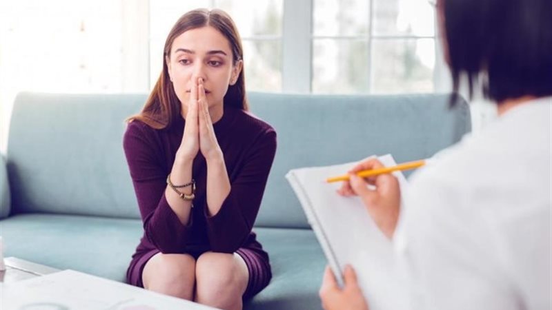 استشاري يقدم أبرز الأطعمة التي تقلل الاكتئاب الموسمي
