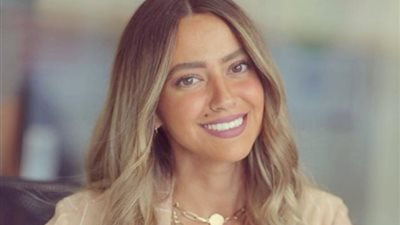 بالفيديو .. هند عبد الحليم تُزيل الشامة من وجهها تعرف على السبب ؟