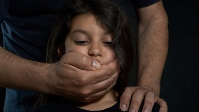 «من واقع محاضر الشرطة».. أطفال تعرضوا للاغتصاب والجاني أحد الأقرباء