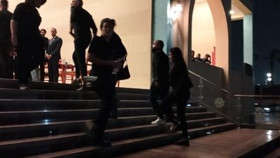 «هنيدي وهند صبري».. توافد النجوم لتقديم العزاء فى أشرف مصيلحي