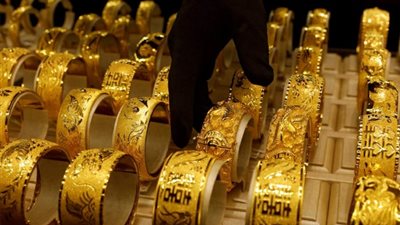 استقرار الذهب محليًا والتراجع يصيب العالمية مع ترقب قرار الاحتياطي