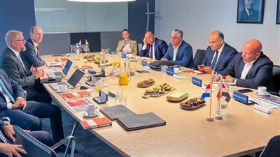 منطقة قناة السويس تبحث خدمات تموين السفن بالوقود الأخضر  مع Shell  العالمية