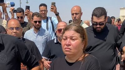 انهيار زوجة الفنان الراحل أشرف مصيلحي أثناء تشييع جنازته