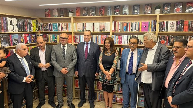 المستشار محمود فوزي يلتقط صور تذكارية بافتتاح مكتبة عصير ال
