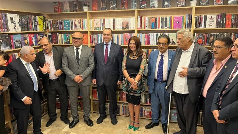 رموز السياسية والثقافة في افتتاح عصير الكتب