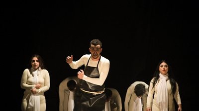 «فاصل زمني» يطرح قضايا إنسانية بمهرجان الإسكندرية المسرحي الدولي