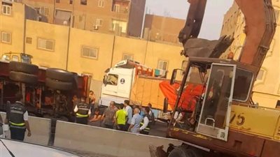 شلل مروري إثر انقلاب سيارة نقل ثقيل أعلى دائري المريوطية