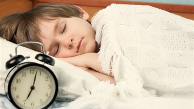 نصائح لتهيئة طفلك للنوم المبكر .. لا تقعي في فخ 