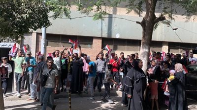 توافد المواطنون على الشهر العقاري لتوكيلات مرشحي الانتخابات.. صور