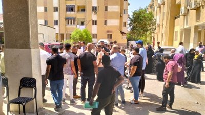 توافد المواطنين بكثافة على الشهر العقاري لإجراء توكيلات للرئيس السيسي
