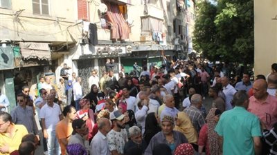 بالصور.. تردد عدد كبير من المواطنين بالشرابية لتحرير توكيلات للرئيس السيسي