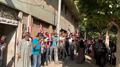 المواطنون بالمنيا يتوافدون على مكاتب الشهر العقاري لتوكيل مرشحى الرئاسة