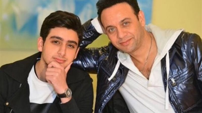الفنان مصطفي قمر وتيام إبنه