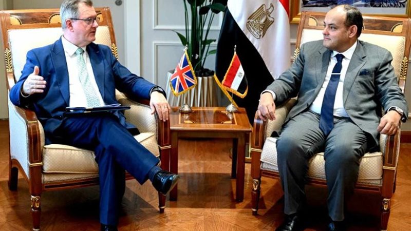 المهندس أحمد سمير وزير التجارة والصناعة مع السير جيفري دونا