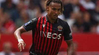 بسبب صديقته.. لاعب نيس على حافة الانتحار