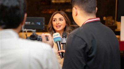 لإحياء حفلين بدار الأوبرا.. أنغام تصل الكويت وسط استقبال حافل بالورود