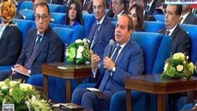 السيسي: «أنت كمواطن عاوز تعيش وأنا معاك وجنبك بس لازم نفهم الحكاية»