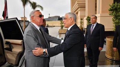 النائب العام يستقبل رئيس المحكمة الدستورية العليا ويمنحه درع النيابة