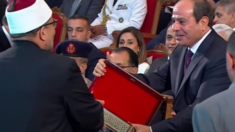 وزير الأوقاف يهدي الرئيس السيسي نسخة من المصحف