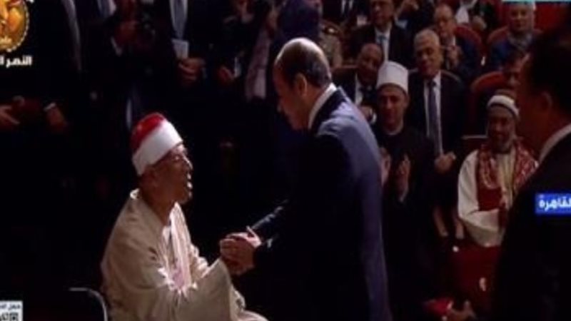 لفته انسانيه من الرئيس السيسي أثناء تكريم الشيخ «الطار